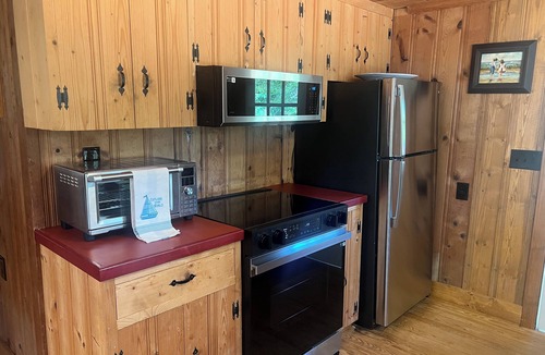Murrells Inlet Cottage | Adelaide Cozy Creekside Cottage