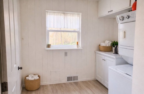 Lynn House | Adorable 1-bedroom 1.5 bath house with Hot tub in charming Tryon