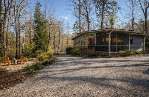 Lynn House | Adorable 1-bedroom 1.5 bath house with Hot tub in charming Tryon