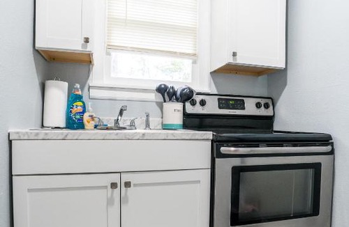 Lakeshore South House | Adorable 1 Bedroom Guesthouse