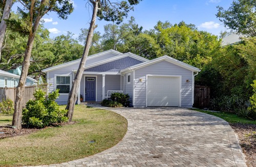 Vilano Beach House | Adorable beach cottage! Short walk to the beach or intracoastal waterway