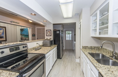 West Beach Cottage | Adorable Cottage on Cougar Pt Golf Course-PET FRIENDLY