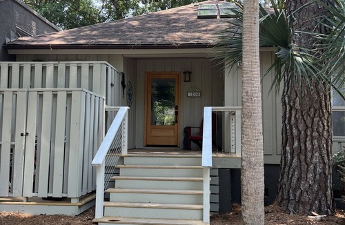 West Beach Cottage | Adorable Cottage on Cougar Pt Golf Course-PET FRIENDLY