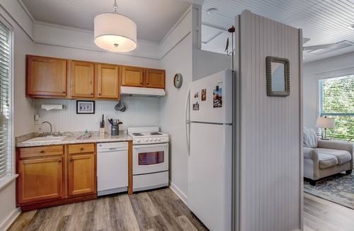 Fernandina Beach Apartment | Adorable Dog Friendly Garage Apartment in the Historic District of Old Town!