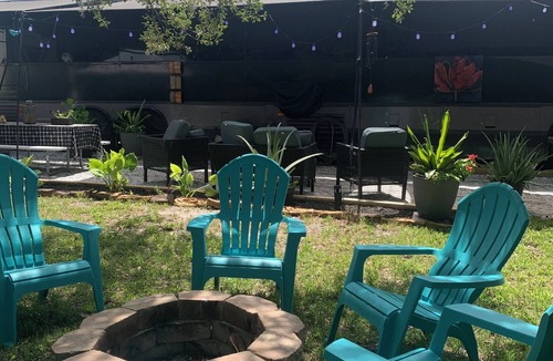 Clermont Villa | Adventure Awaits in This Pet Friendly Tour Bus Conversion!