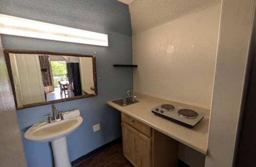 Cartersville Hotel | Affordable Getaway w/Amenities Close to the Action