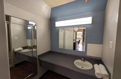 Cartersville Hotel | Affordable Getaway w/Amenities Close to the Action