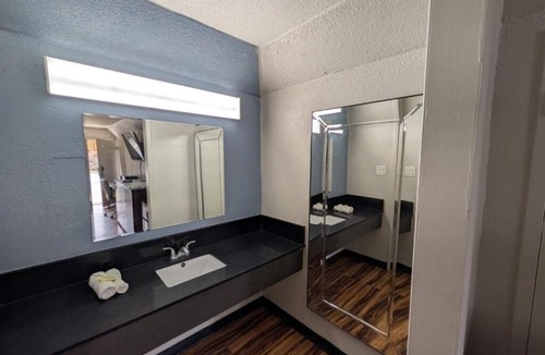 Cartersville Hotel | Affordable Getaway w/Amenities Close to the Action