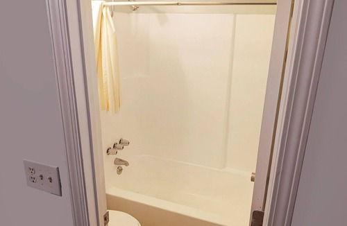 Kernersville Hotel | Affordable King Bed Room Close to Triad Park – Walkable Location