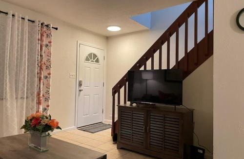 Tallahassee House | Affordable Retro Retreat 80s Townhome