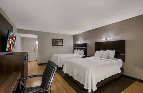 Ashley Oaks Hotel | Affordable Stay | 3 Pet-Friendly Units w/Free Breakfast, Free Parking, Pool