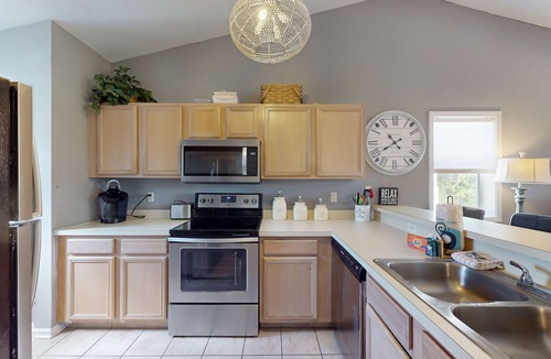 Surfside Beach Condo | Airy condo in a great location with balcony, W/D, and pool access - dog-friendly