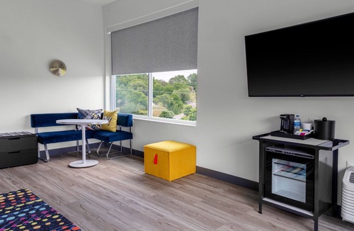 Merry Oaks Hotel | Aloft by Marriott Nashville Airport