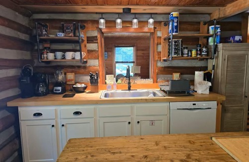 Seymour Cabin | Alpine Acres is the place to be!