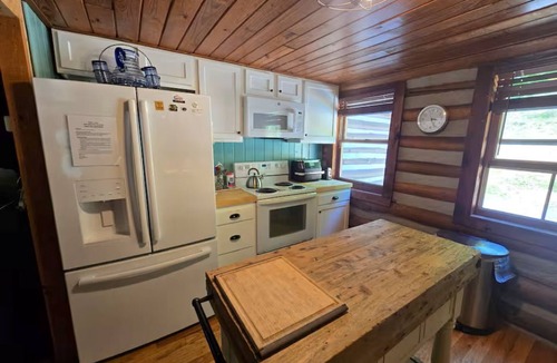 Seymour Cabin | Alpine Acres is the place to be!
