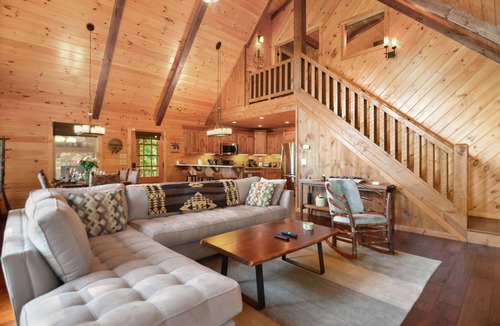 Aska Cabin | Alta Vista Views Game Room Pet Friendly
