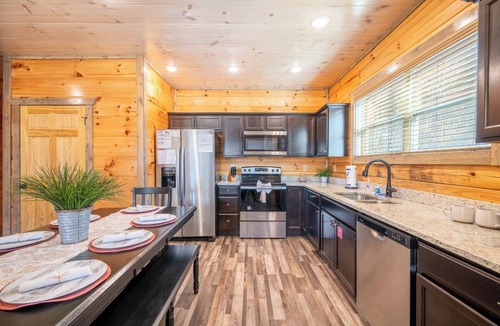 Sevierville Cabin | *Amazing 3BD Pool Cabin | Hot Tub + Games*