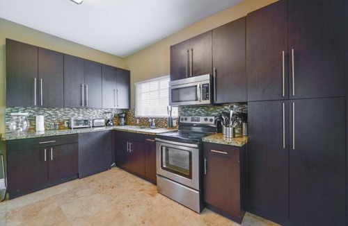 Buena Vista House | Amazing 5BR Family House At Design District - 15 min from the beach