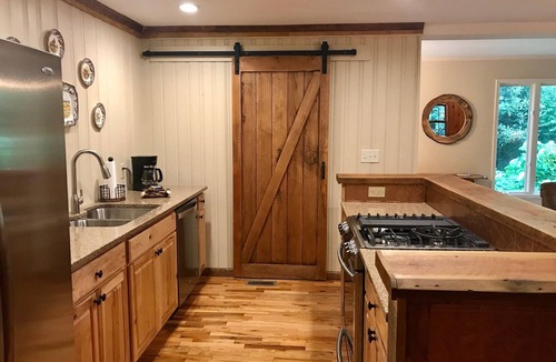 Franklin House | Amazing Creekside Mountain Retreat! Hot Tub, 2 Firepits & Starlink WiFi!