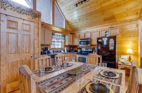 Sevierville Cabin | "Amazing Escape" 3K Bds/2Bth, 2Hot Tubs, PS3&4, 2 Jacuzzi, Indoor Pool, Arcade