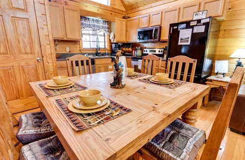 Sevierville Cabin | "Amazing Escape" 3K Bds/2Bth, 2Hot Tubs, PS3&4, 2 Jacuzzi, Indoor Pool, Arcade
