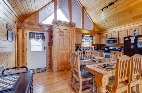 Sevierville Cabin | "Amazing Escape" 3K Bds/2Bth, 2Hot Tubs, PS3&4, 2 Jacuzzi, Indoor Pool, Arcade