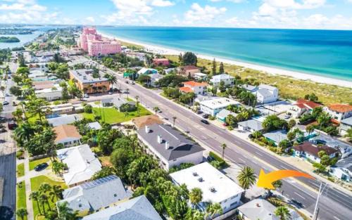 Don Cesar Apartment | AMAZING LOCATION ! direct across ST, from beach