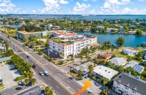 Don Cesar Apartment | AMAZING LOCATION ! direct across ST, from beach