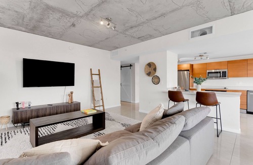 Wynwood Art District Condo | Amazing sunset view with Pool, 2b/2ba, gym , Best location A+!