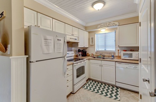 Fernandina Beach Condo | Amelia Landings | Screened Porch | Wooded View | Community Pool | Short Walk to Beach
