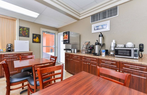Central Sarasota Hotel | Americas Best Value Inn Sarasota Downtown