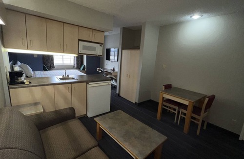 Jackson Hotel | Americas Best Value Inn & Suites Jackson, TN