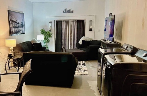 Jacksonville House | Ann’s Abode – Modern 3BR Furnished Garage Lounge Sleeps 8 comfortably
