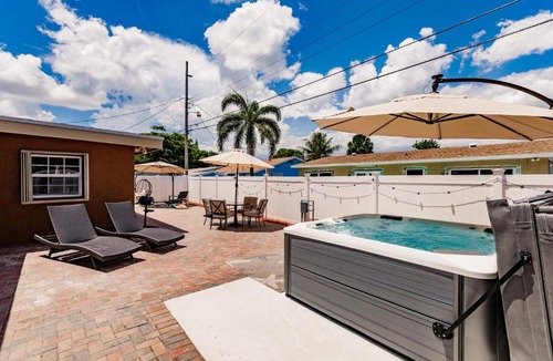 Pompano Beach House | Aquamarine Abode - Cozy Design Hot Tub and Yard