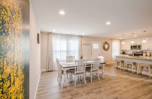 Oakley House | Art-Inspired Retreat | 3BR | Free Tickets