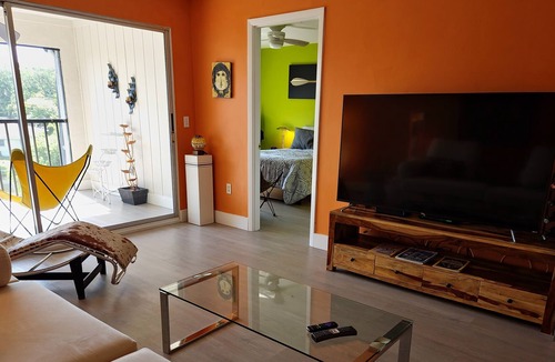 North Trail Condo | Artistic living in 2brm condo on Whitaker Bayou