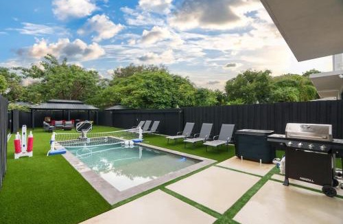 Buena Vista House | Asian Vibe Home in Design District with Pool BBQ Spacious Backyard