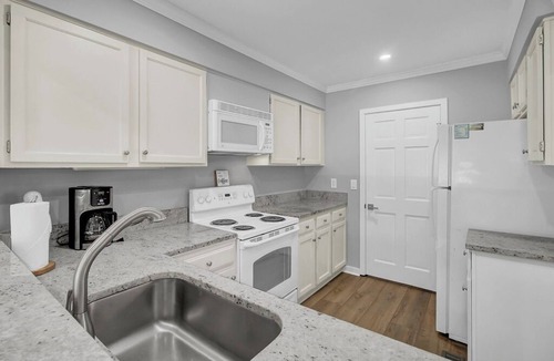 Twin Oaks Condo | Award-Winning Resort Amenities | Racquet Club Villa 24