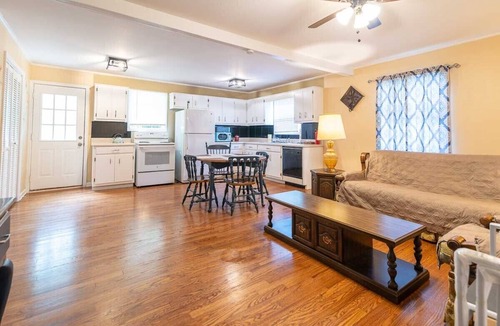 Winchester House | Awesome Home close to the Lake.