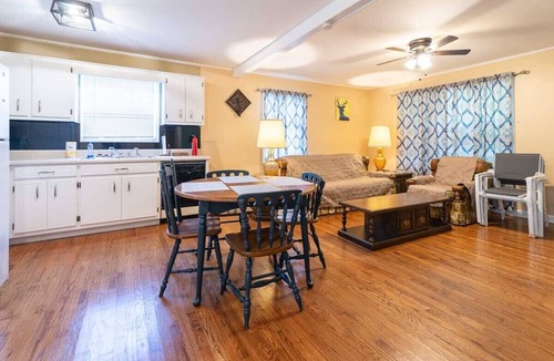 Winchester House | Awesome Home close to the Lake.