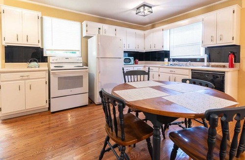 Winchester House | Awesome Home close to the Lake.