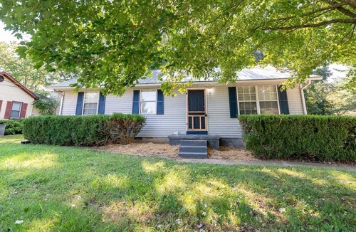 Winchester House | Awesome Home close to the Lake.