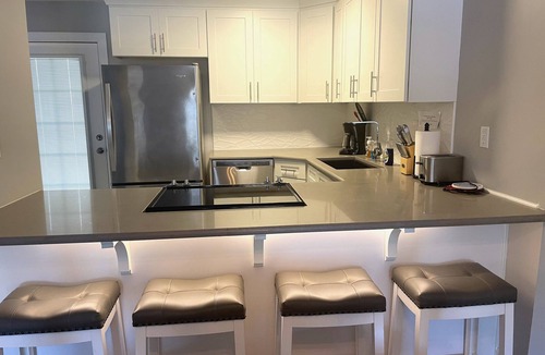 Hollywood Beach House | Awesome Location ~ Walk to the Beach ~ Cool Surf Theme - Affordable