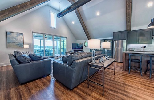 Lake Norman of Catawba Cottage | Azalea Retreat - The Cottage by Avantstay Pool