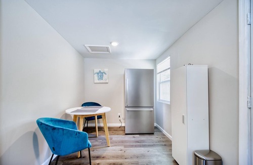 Jacksonville House | ~[B] Doughnut Den_Sleeps 2_Krispy Kreme~