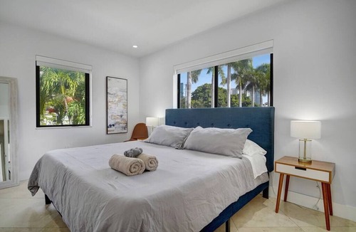 The Roads House | Bachelorette Oasis- Pool, Firepit, Close to Brickell, Flower Wall, Free Parking