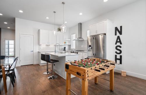 Talbot's Corner House | Balcony Bar, Grill & Firepit with a View and Sleeps 16 Only 8 to Broadway