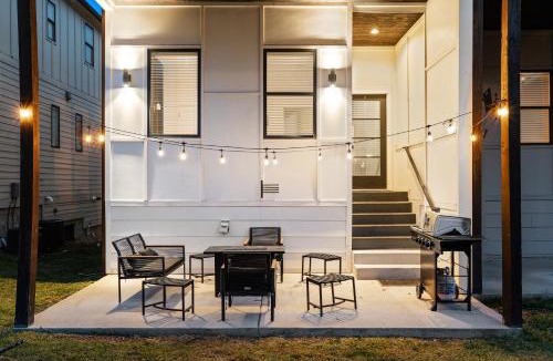 Talbot's Corner House | Balcony Bar, Grill & Firepit with a View and Sleeps 16 Only 8 to Broadway