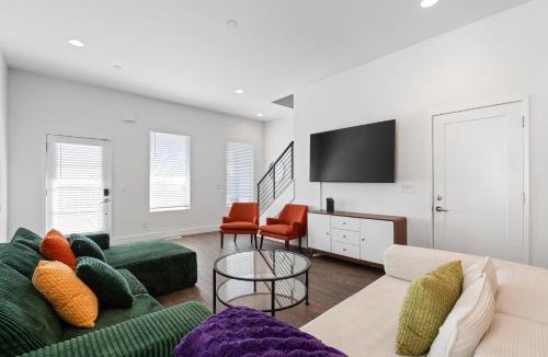 Talbot's Corner House | Balcony Bar, Grill & Firepit with a View and Sleeps 16 Only 8 to Broadway