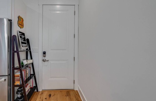 Inglewood Apartment | Balcony+En-suite Bathrooms+Luxury Condo
